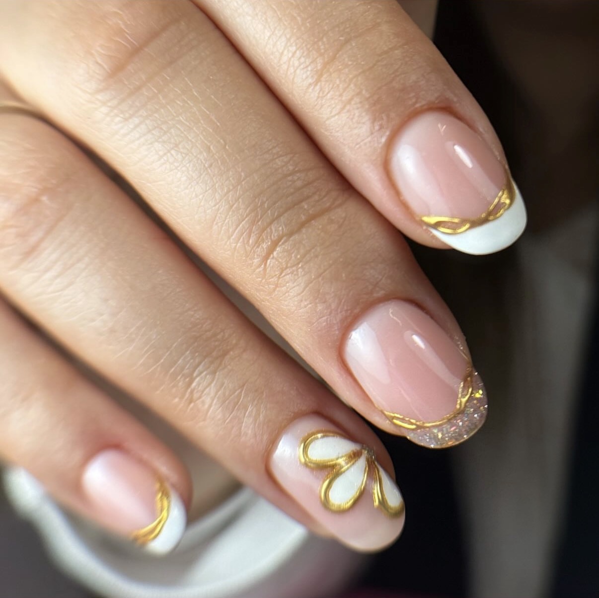 French manucure rose et dorée avec fleur blanche