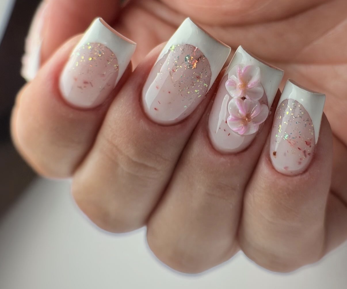 French manucure pailletée avec fleurs 3D