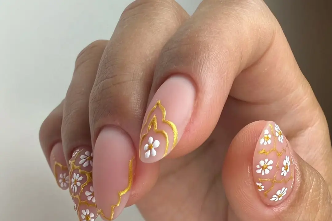 Nail art fleurs et dorure
