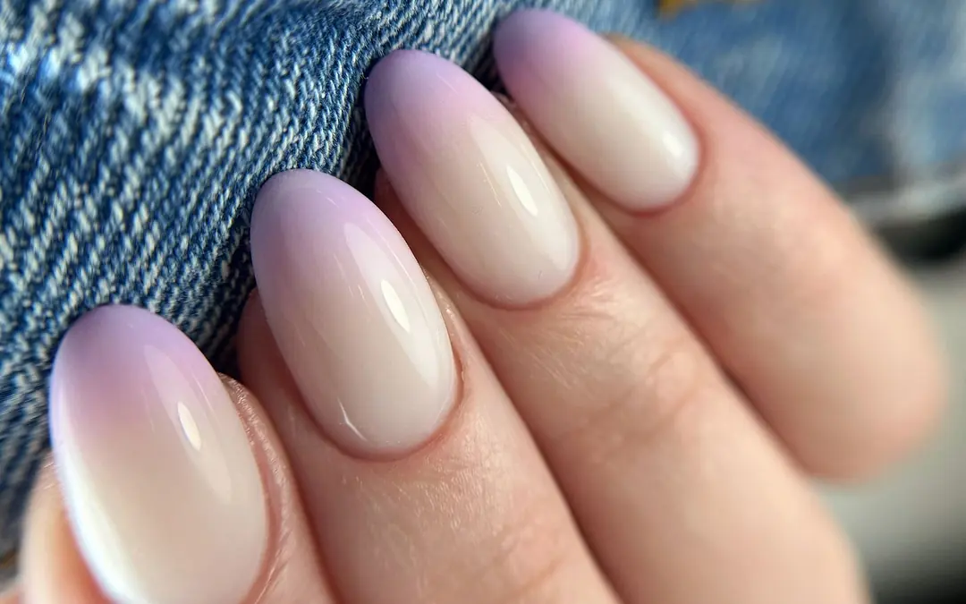 Babyboomer rose sur ongles amande