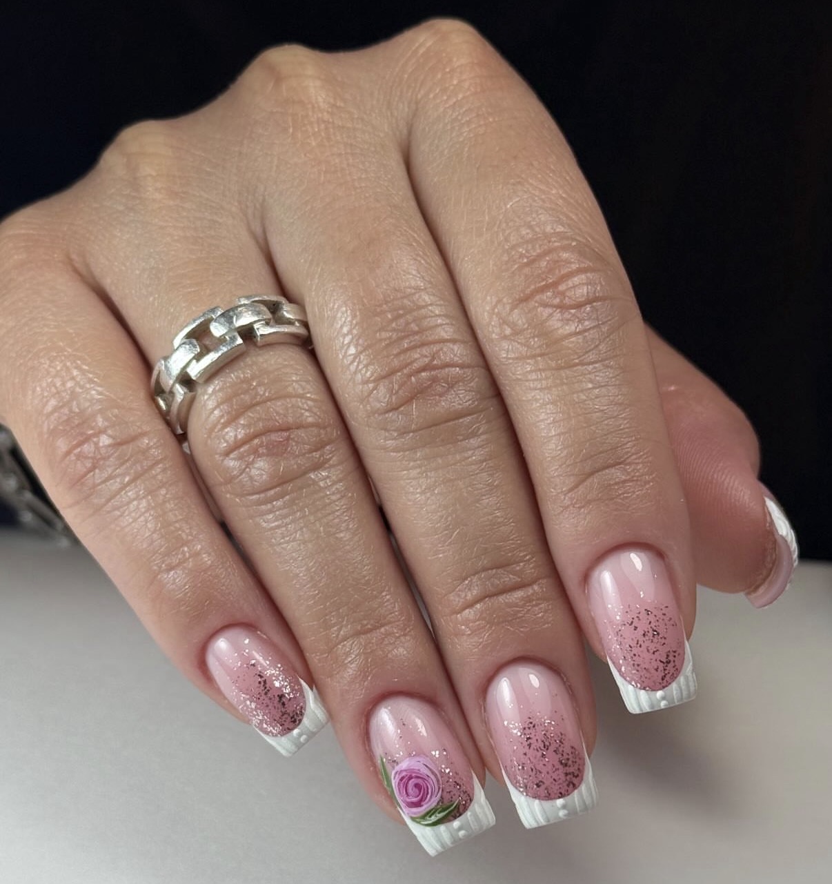 French manucure texture maille et rose peinte à la main