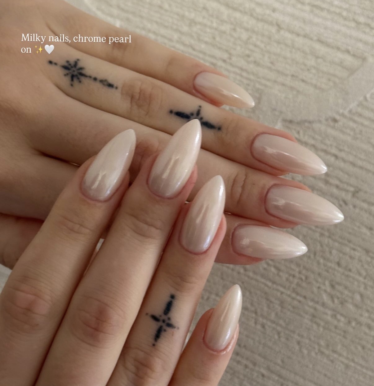 Manucure nacrée blanc laiteux sur ongles amande