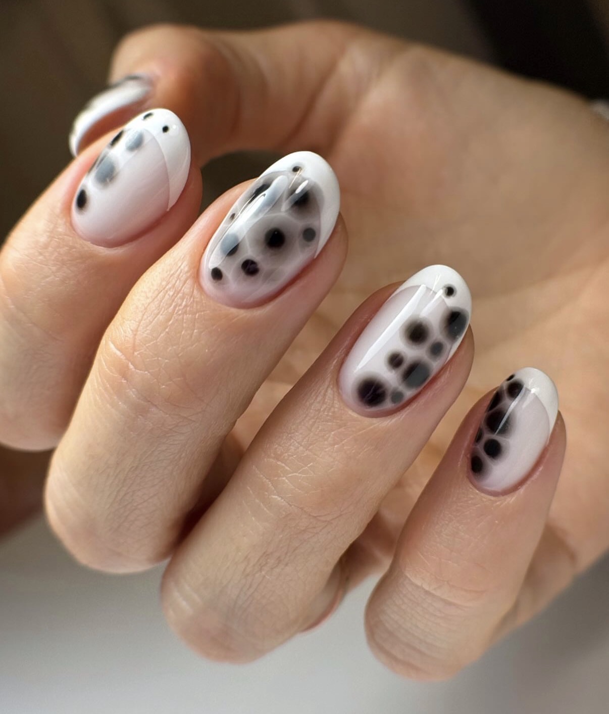 Nail art aura noir et gris sur base blanche