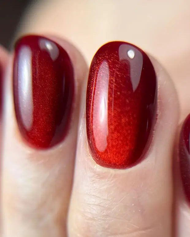 Vernis rouge cat eye