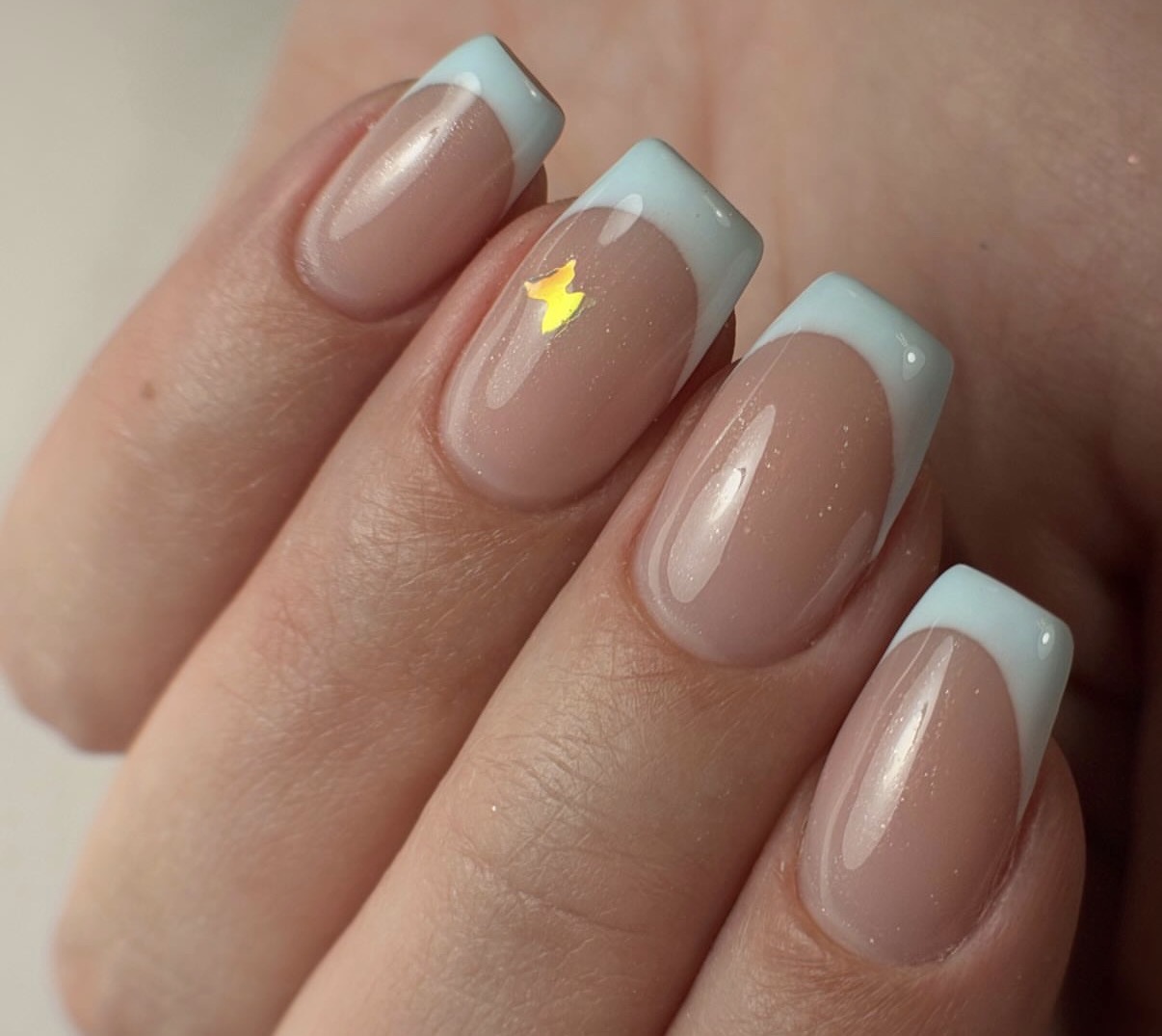 French manucure irisée avec papillon doré